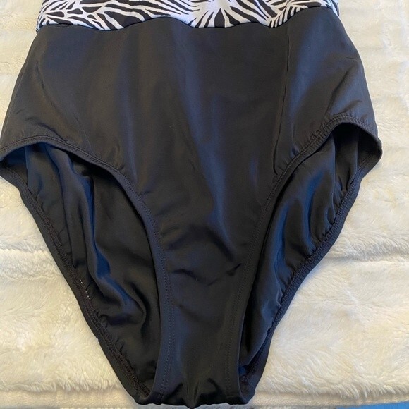 Jantzen black and white one piece swim suit - Picture 5 of 5